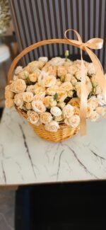 ⁦Fresh flowers in basket⁩ - الصورة ⁦3⁩